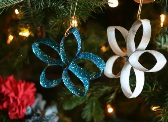estrellas de navidad hechas con rollos de papel higiénico