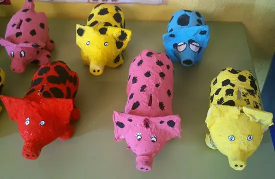 cerditos con botellas recicladas