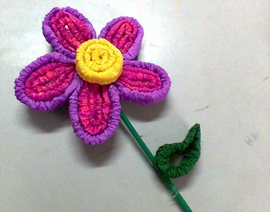 flor con papel crepe corrugado para niños