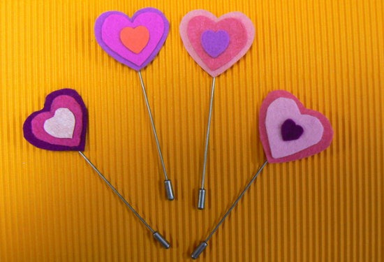 broches de corazones para los enamorados