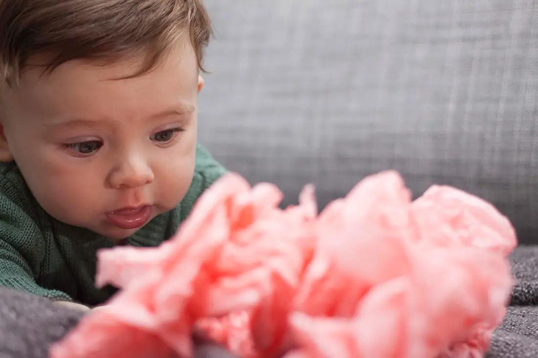 juegos con papel de seda para bebe
