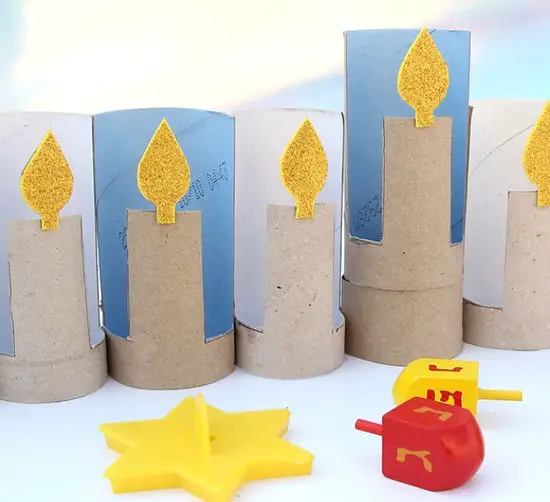 menorah con rollos de papel higiénico