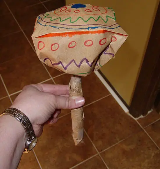 Maraca con bolsas de papel