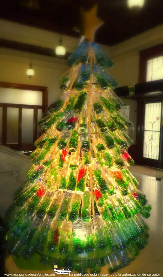 Árbol de Navidad con botellas recicladas