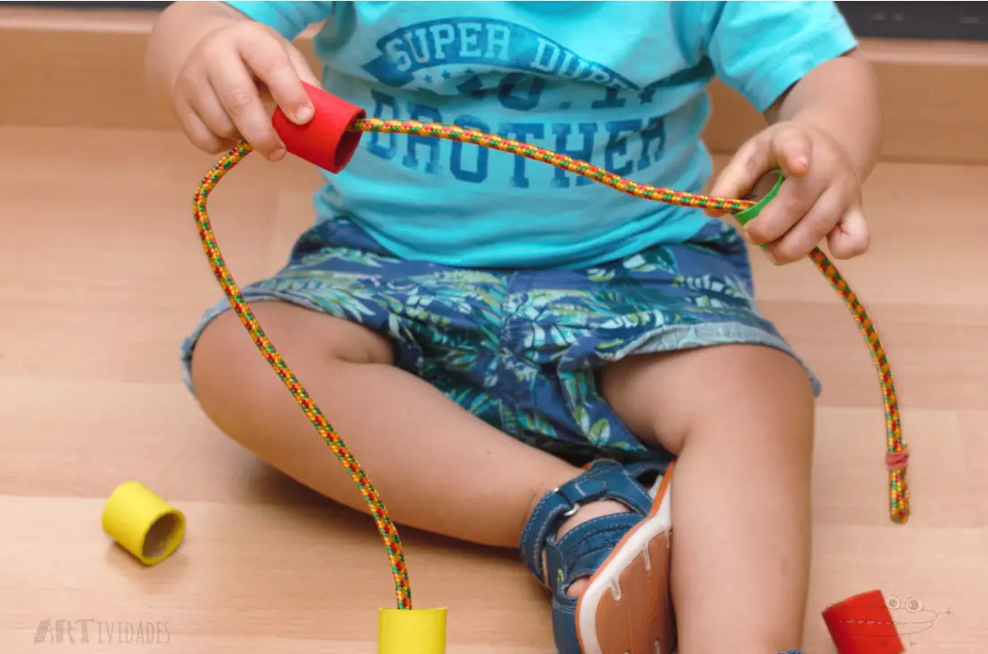 Actividad de collar de rollos de papel