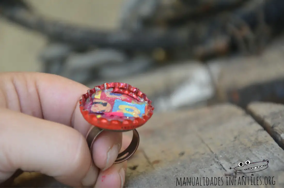 Anillo con chapas de refresco