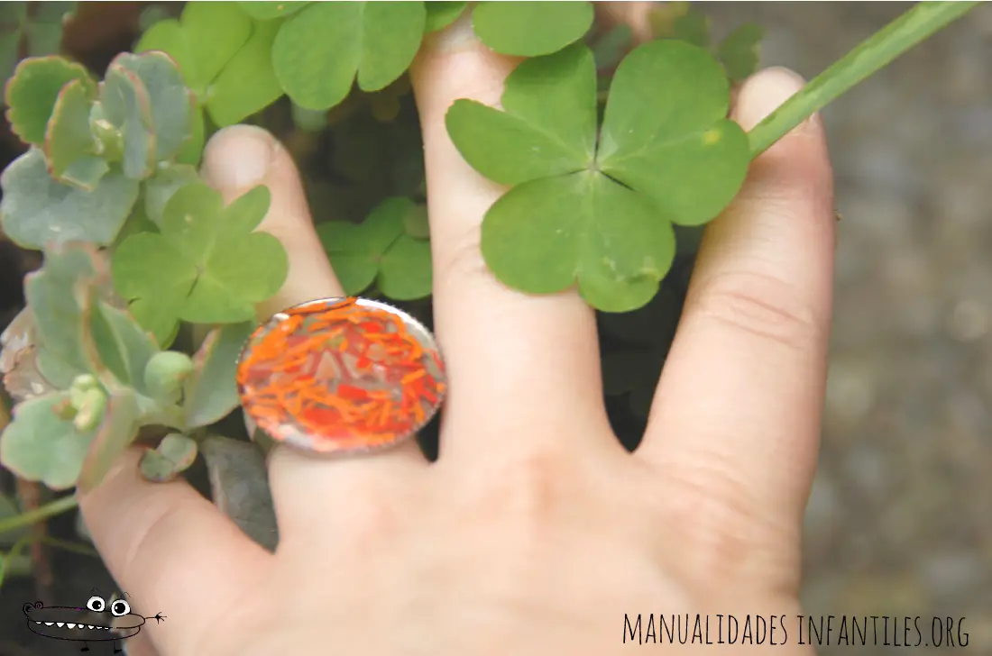 Anillo facil con resina y crayones