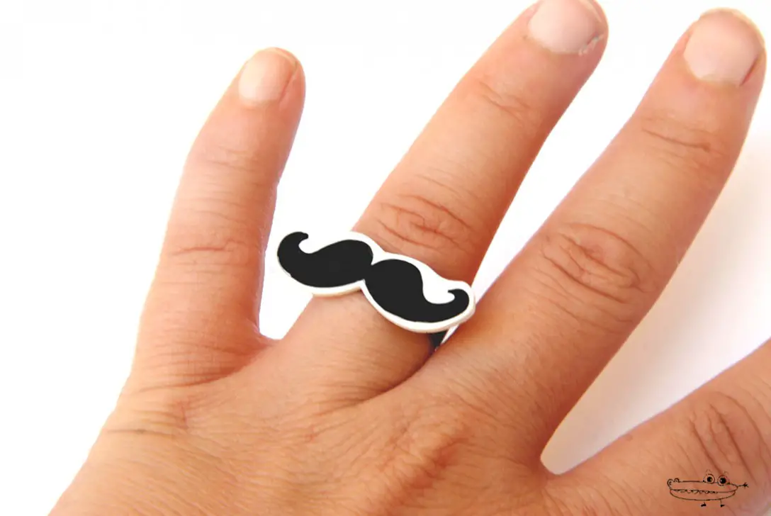 Anillo mostacho plastico magico