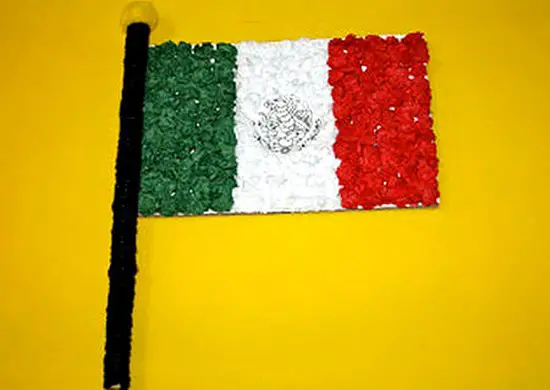 Bandera mexicana con papel crepe