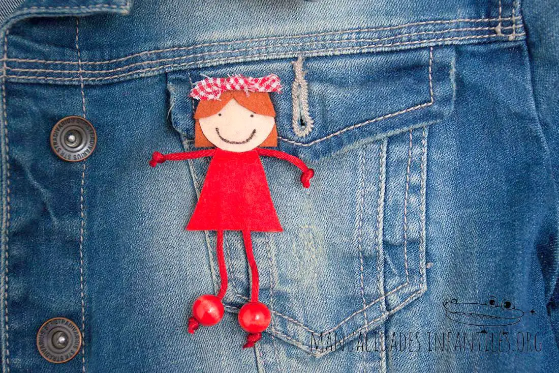 Broche muñeca de fieltro