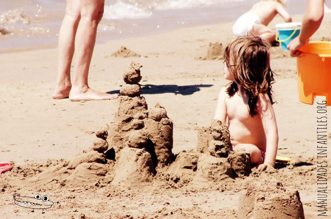 Castillos de arena en la playa