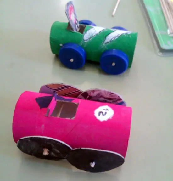 coches con rollos de papel