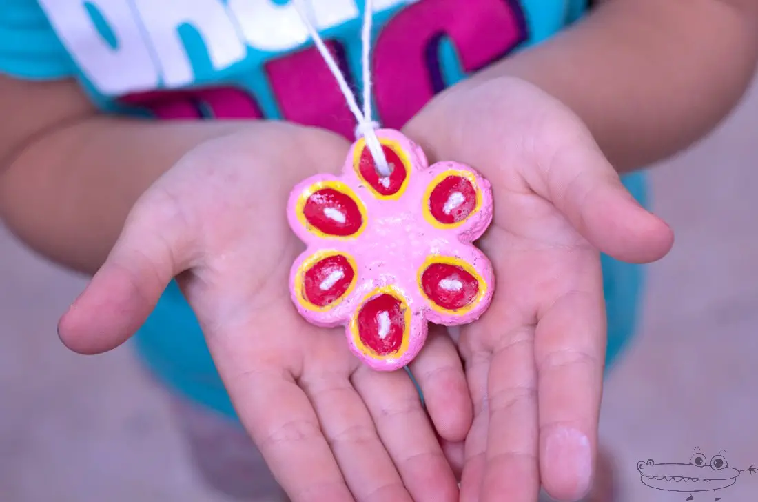 Colgante de flor con masa de sal