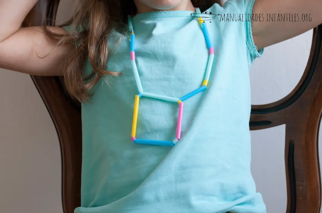 Collares hechos con pajitas