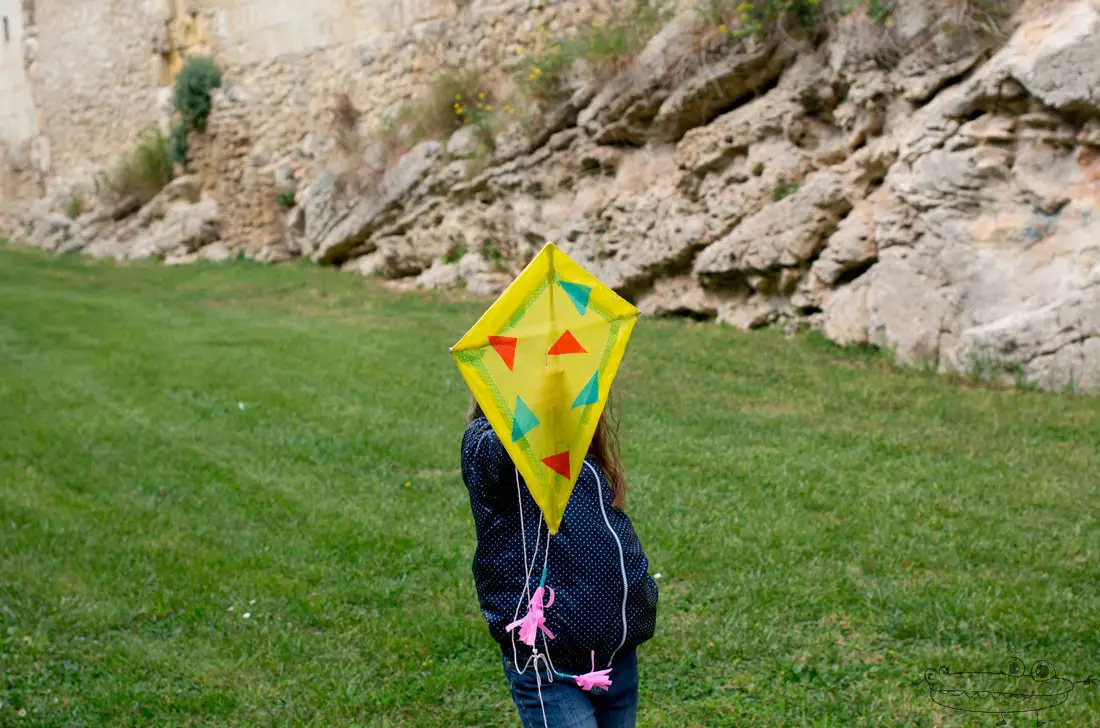 Cómo hacer una cometa casera para niños, paso a paso