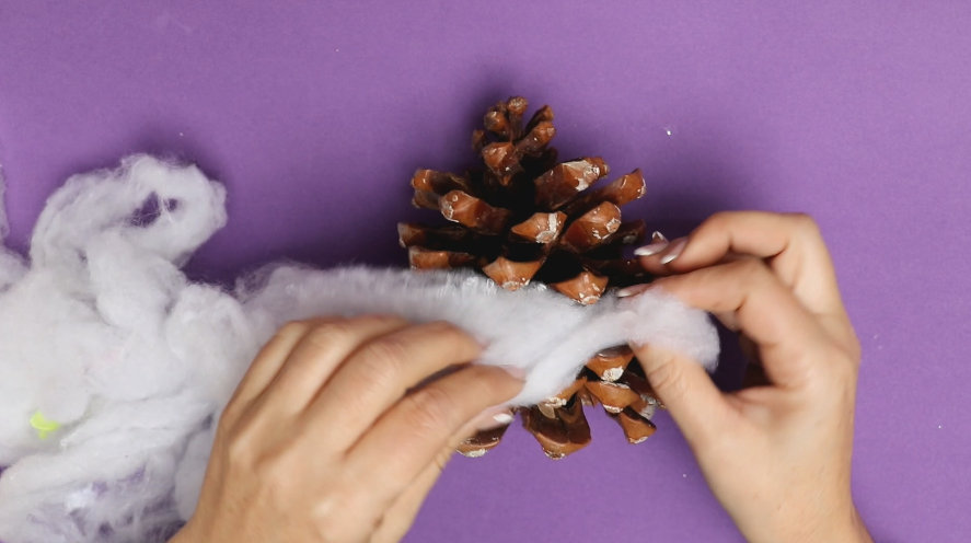 Búho con una piña - Manualidades con piñas para Navidad