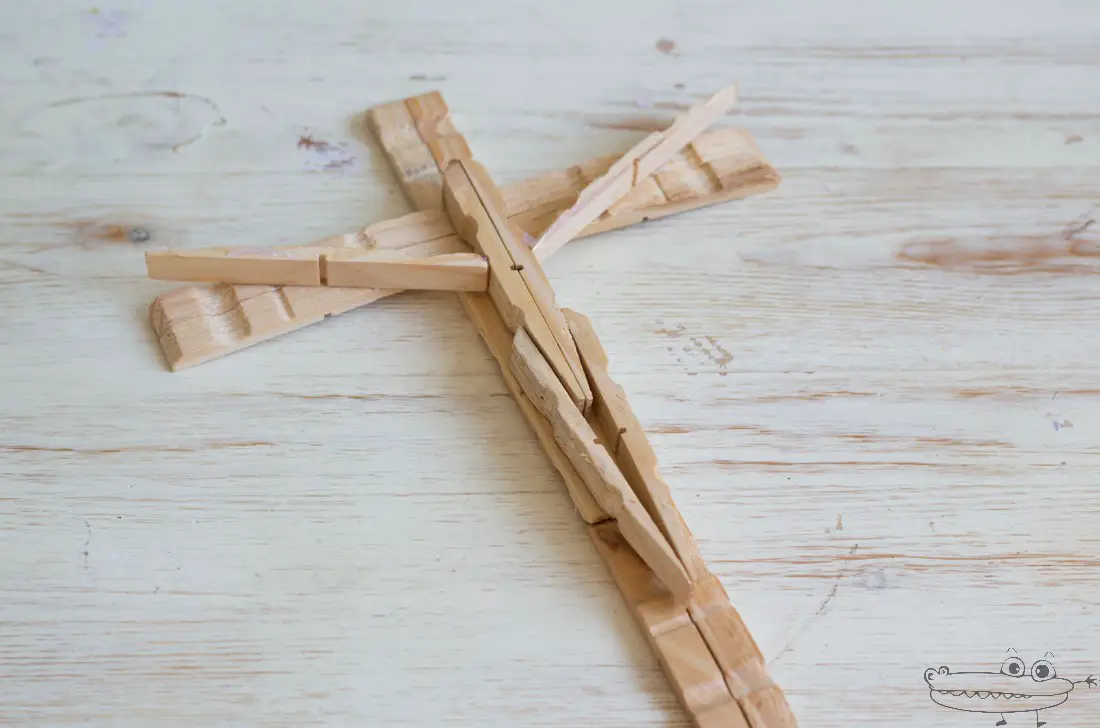 Como hacer una cruz con pinzas
