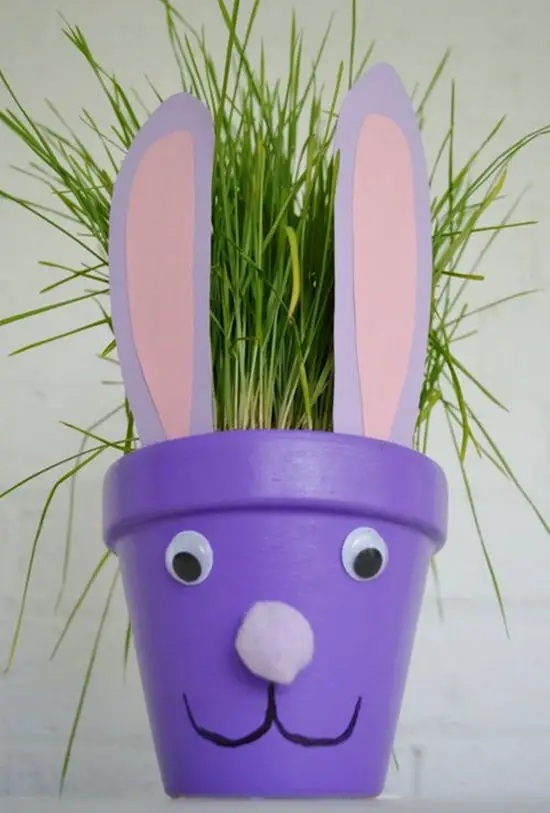 Conejito de pascua con una maceta