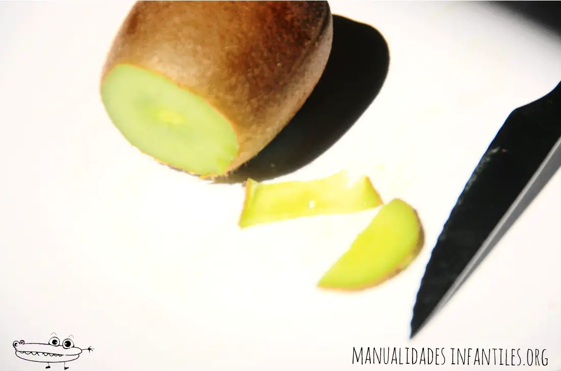 Cortar la boca con el kiwi Cortar la boca con el kiwi