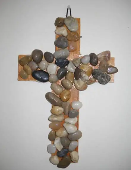 Cruz de Jesús con piedrecitas de colores