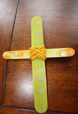 Cruz de Pascua con palitos de helado