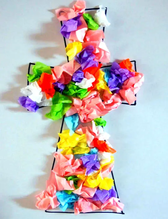 Cruz hecha con papel de seda de colores