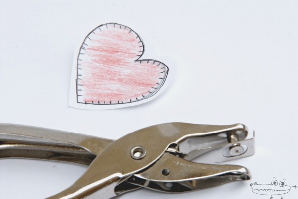 Colgante con corazón de plástico mágico -Manualidades Infantiles