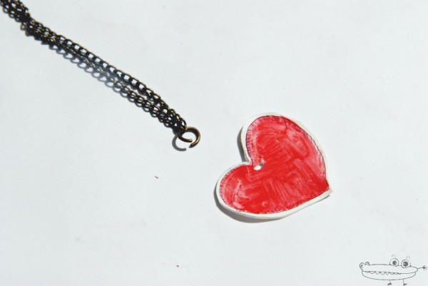 Colgante con corazón de plástico mágico -Manualidades Infantiles