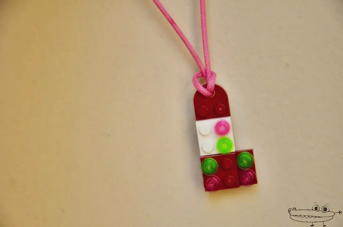 como hacer un collar de Lego