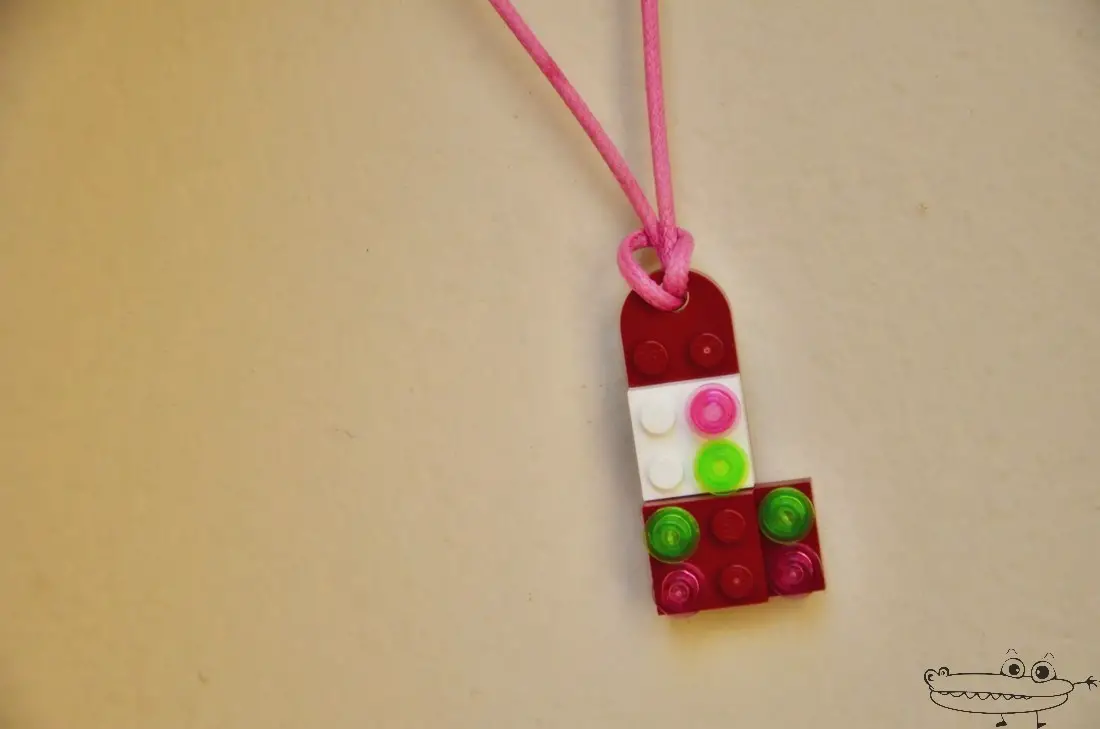 Collar con piezas de Lego