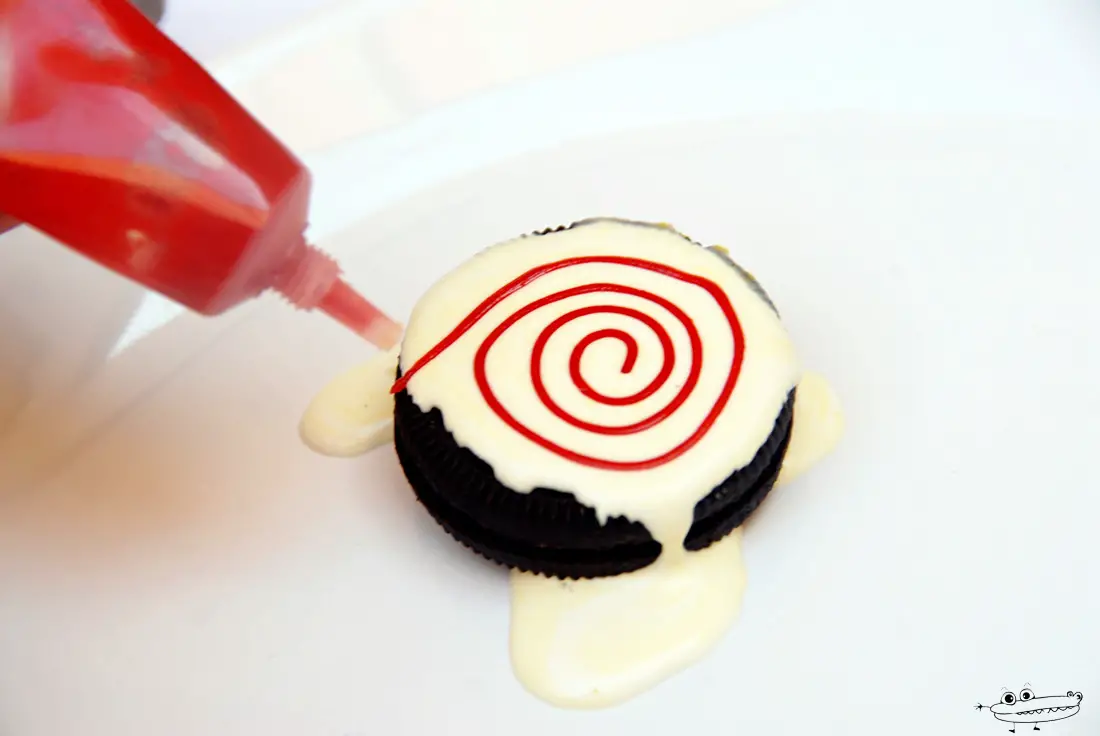 Decorar las galletas oreo hipnoticas