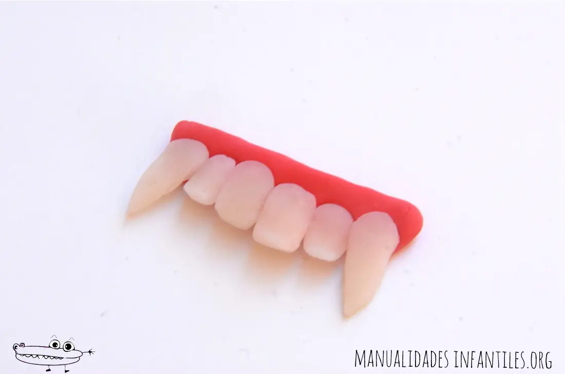 Dientes de vampiro de porcelana fria