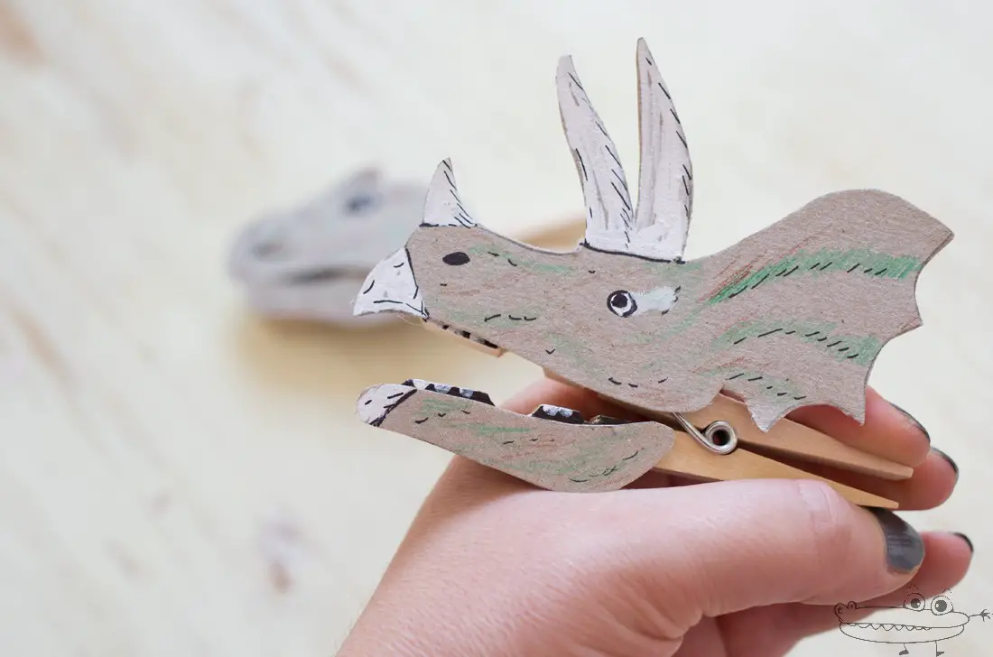 Dinosaurios de papel y pinzas -Manualidades Infantiles