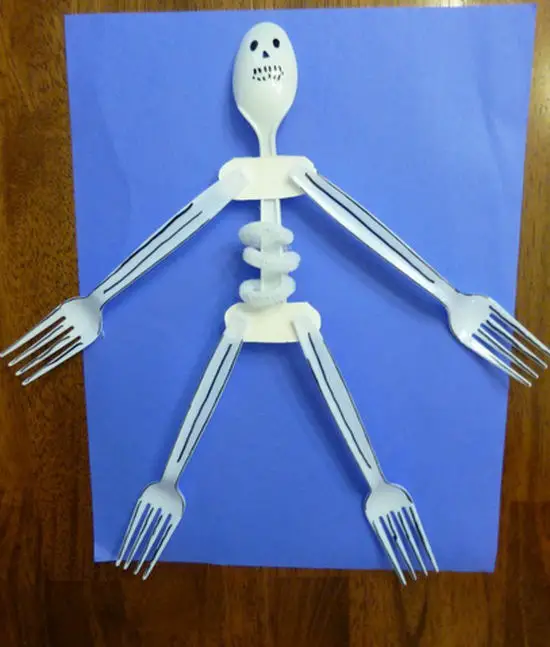 esqueleto con cubiertos de plastico