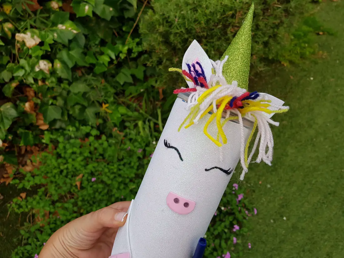 cómo hacer un estuche de Unicornio fácil con goma eva y un tubo reciclado.