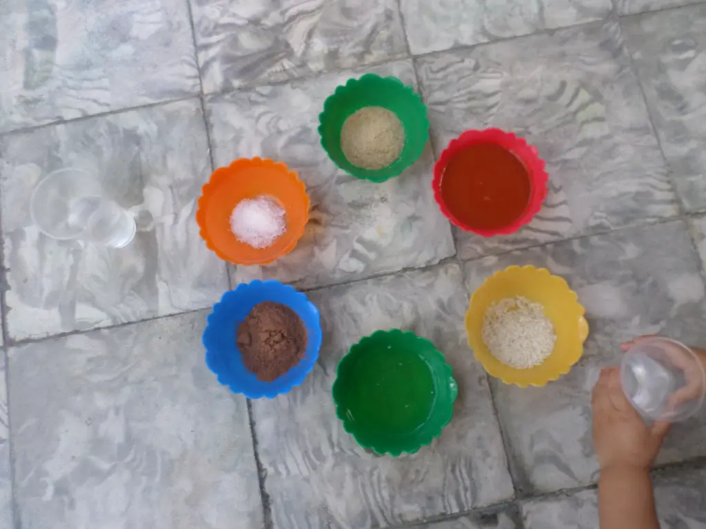 Experimento niños disuelve en el agua