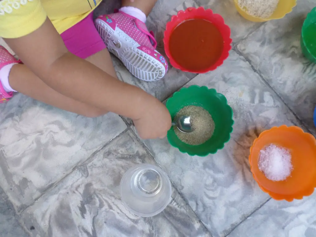 Experimento niños disuelve en el agua