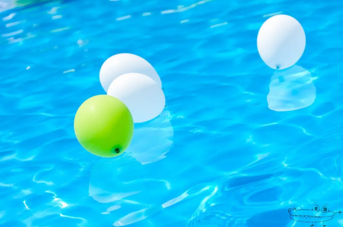 Fiesta con globos en la piscina