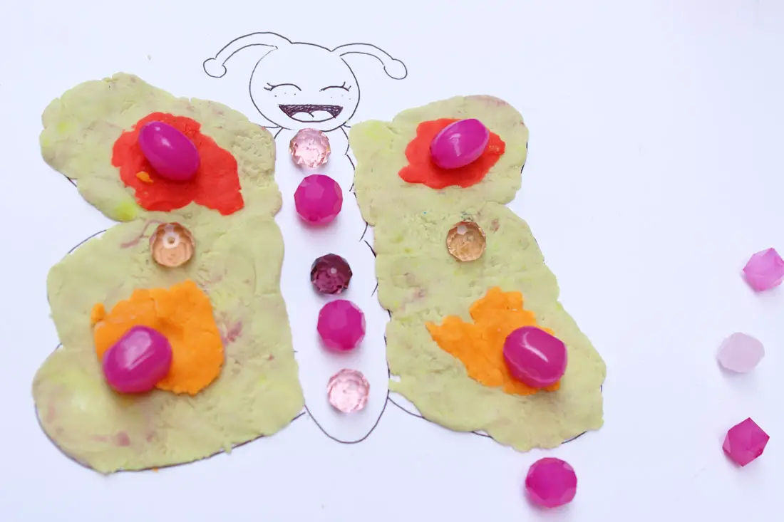 mariposas con plastilina y cuentas