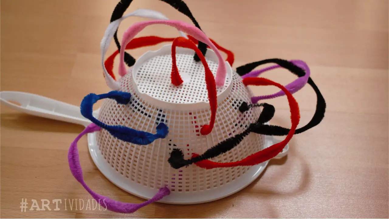 Limpiapipas en un colador