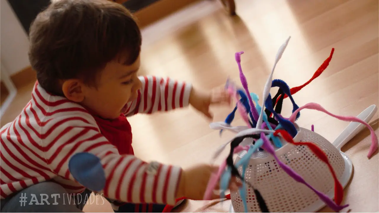 Juego de insertar limpiapipas en un colador