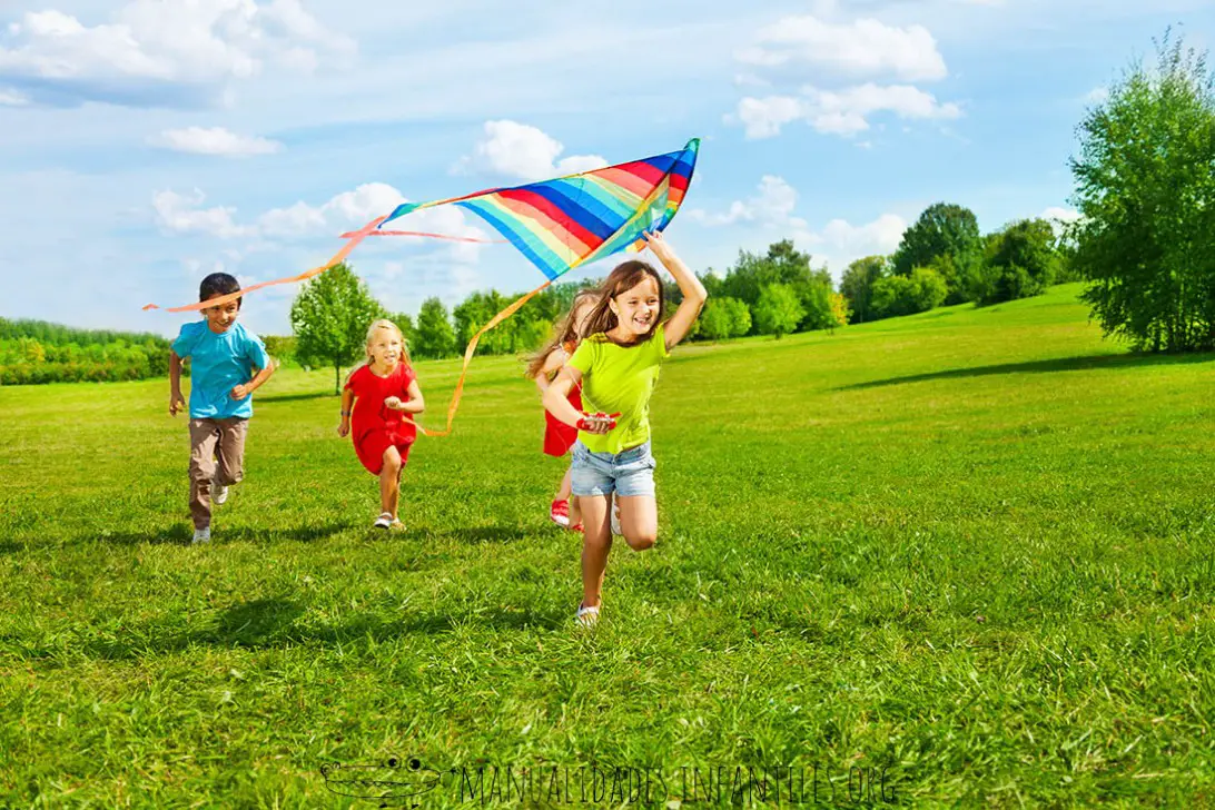 Jugar a volar una cometa -Manualidades Infantiles