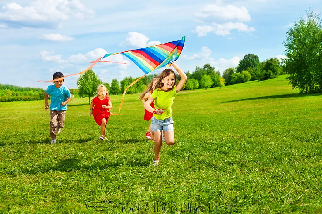 Jugar a volar una cometa con los niños