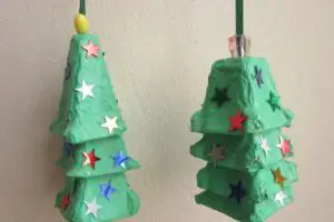 Manualidad de árbol de Navidad reciclado