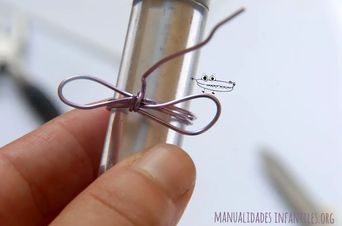 Manualidades anillo de alambre con lazo