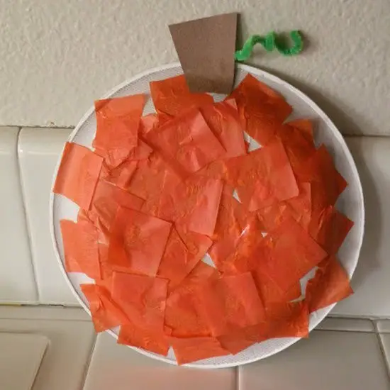 calabaza con platos y papel de seda para preescolares