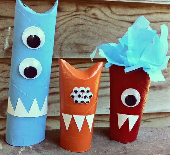 monstruos con rollos de papel higienico