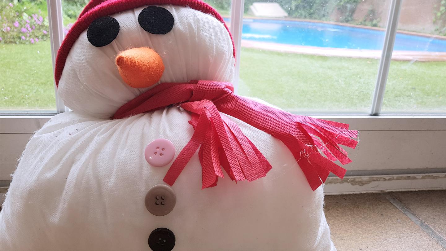 Muñeco de nieve casero con un cojín