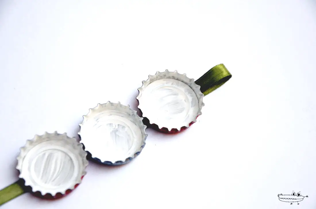 adorno con chapas de refresco