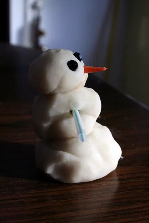 Muñeco de nieve con plastilina casera